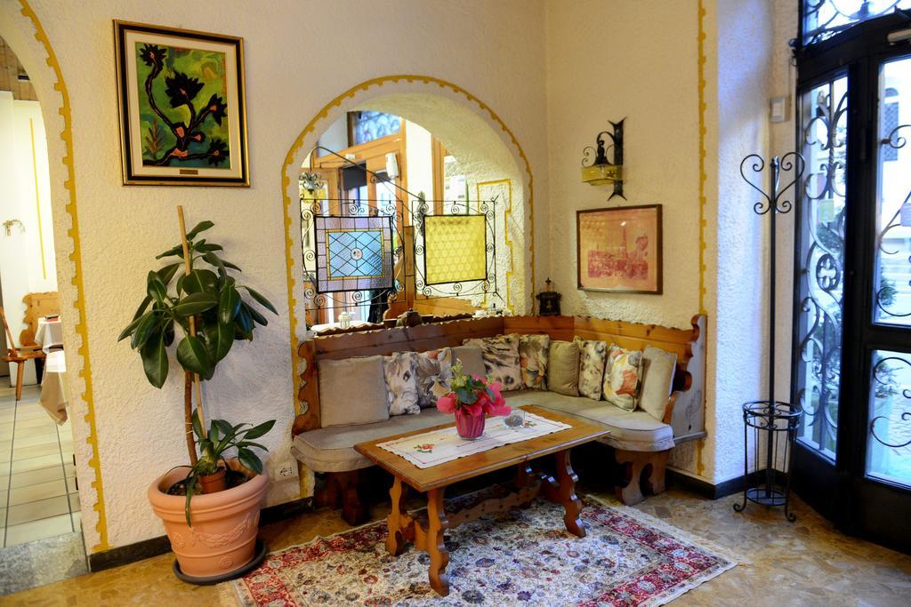 Albergo Altavilla Тирано Екстериор снимка
